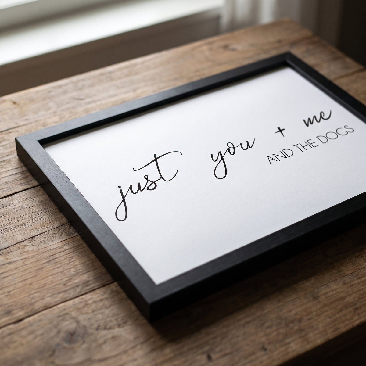 Close-up of the printed design and material. [ks Background=White; Style=Black Frame; kind=closeup]