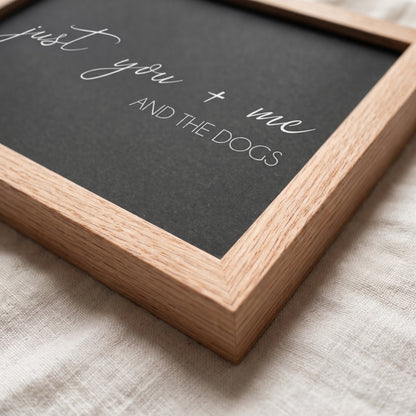 Close-up of the printed design and material. [ks Background=Charcoal; Style=Oak Frame; kind=closeup]