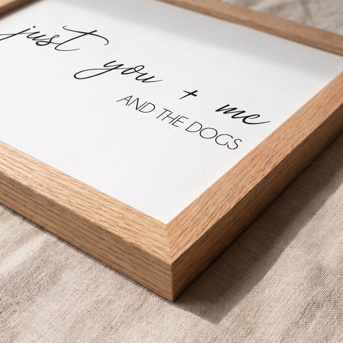 Close-up of the printed design and material. [ks Background=White; Style=Oak Frame; kind=closeup]